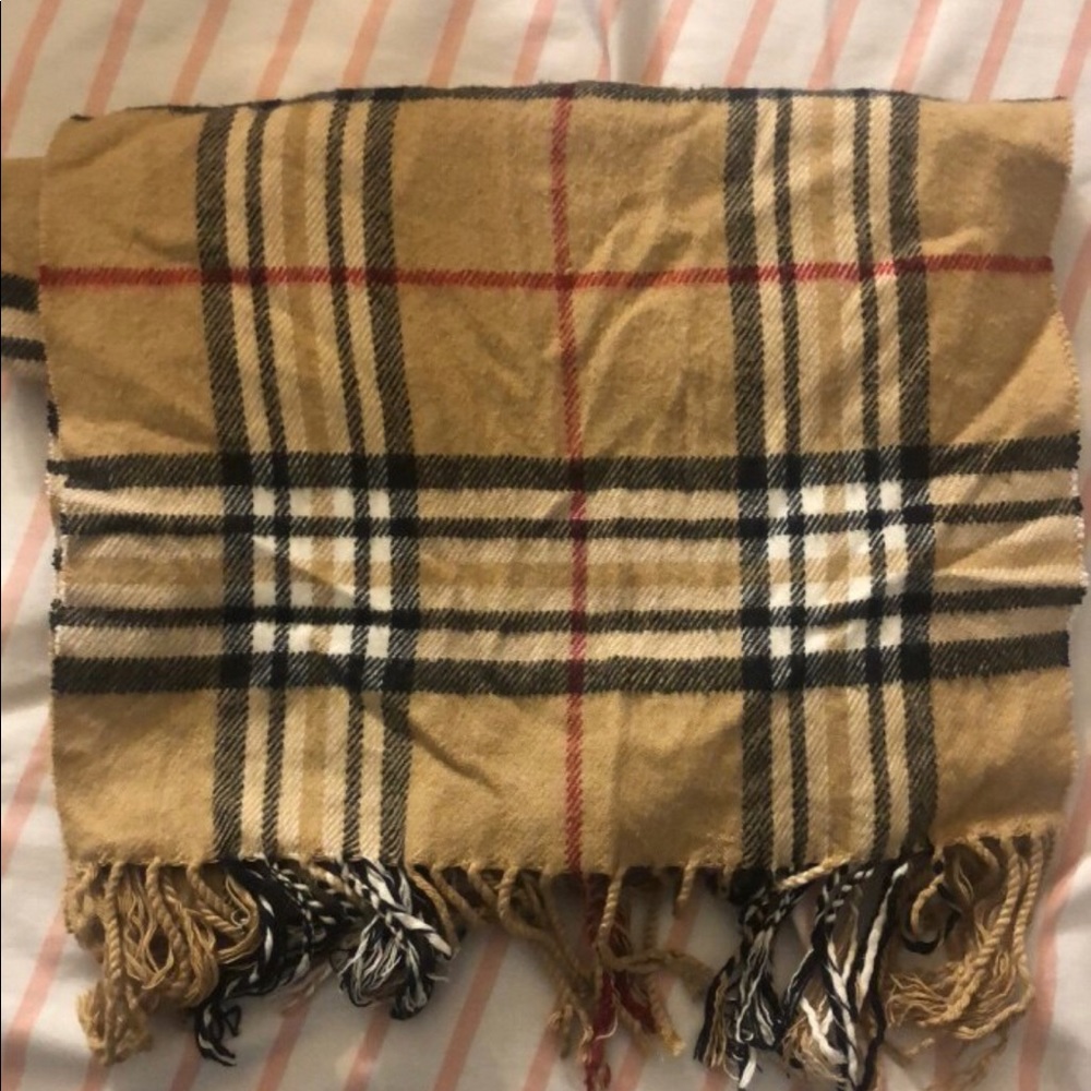 2 fashionable scarfs